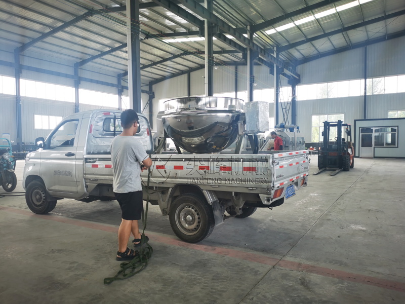 白山客戶采購(gòu)傾斜式電加熱夾層鍋到位