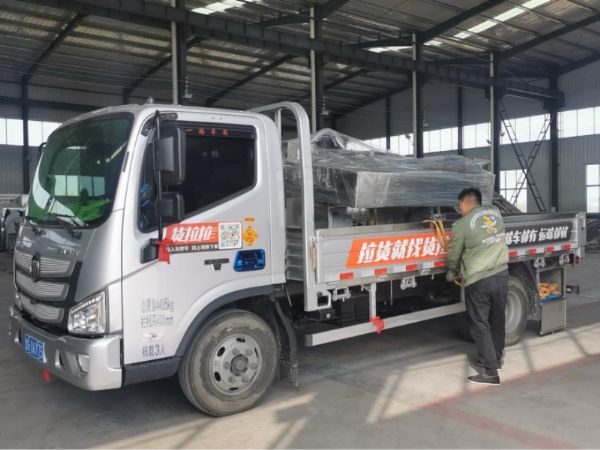 諸城尖峰機械1000型真空包裝機成功發(fā)往威海