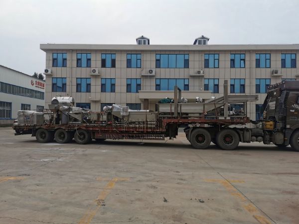 尖峰機械發(fā)運承德客戶定制化香菇醬加工設備